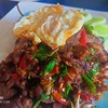 กระเพราเนื้อเปื่อยราดข้าว 50  ไข่ดาว 10