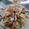 เมนู​นี้เป็นเมนู​แนะนำของทางร้านเลย​ จะเป็น​ ซีฟู้ดผัดมากับไข่​ โรยกระเทียมเจียว