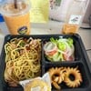 สปาเก็ตตี้ผัดแห้งเกินไปหน่อย ไส้กรอกอร่อยมากกก สลัดอร่อย น้ำชาเย็นรสชาติโอเค แต่