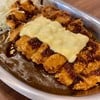 ข้าวแกงกะหรี่หมูชุบเกล็ดขนมปังทอด เพิ่มชีส
