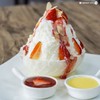  “Bingsu strawberry”  (185 บาท) ราดด้วยนมข้นสูตรคีโต หวานพอดี เอาใจสาว ๆ