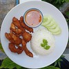 ข้าวหมูทอดหรือไก่ทอดร้อน ๆ ตามรีเควส สามารถเลือกเป็นน้ำจิ้มหวานหรือน้ำจิ้มแจ่วสู