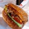 เบอร์เกอร์เนื้อที่สั่งความสุกระดับ medium rare แต่ได้มาเป็น medium แต่ก็อภัยให้ไ