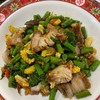 กระเพราหมูกรอบ