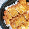 ข้าวหน้าหมูสามชั้นทอดน้ำปลา กรอบ ๆ เสิร์ฟพร้อมจิ้มแจ่วแซ่บจี๊ด