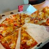 🍕 พิซซ่าแป้งบางกรอบ คือดี อร่อยมากกก!!! อันนี้ หน้าฮาวายเอี้ยน กับ ซีฟู๊ดคอกเทล