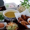 เซ็ตน้ำยาปูและปีกไก่ทอด จัดใส่กระจาดมาพร้อมเครื่องเคียง