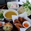 เซ็ตน้ำยาปูและปีกไก่ทอด จัดใส่กระจาดมาพร้อมเครื่องเคียง