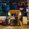 ร้านรถเข็นคล้ายในการ์ตูน มีเก้าอี้เตี้ย 3-4 ตัวคอยบริการลูกค้า