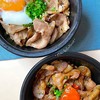 ข้าวหน้าหมูสันคอพ่นไฟพร้อมไข่ออนเซน และ ข้าวหน้าหมูสามชั้นพ่นไฟพร้อมไข่ดองซีอิ้ว