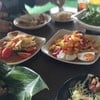 ส้มตำไทยไข่เค็มและตำข้าวโพด
