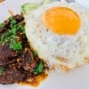 กระเพราเนื้อตุ๋น ไข่ดาว
