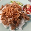 หมูทอดกระเทียมเจียวหอมๆ กับพริกน้ำปลาพริกแบบไม่ขี้เหนียวกระเทียม