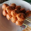 กินแล้วจะหนึบๆออกรสเผ็ดนิดหน่อยกลิ่นจะเหมือนทอดมันปลา