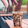 กาแฟนมนุ่มๆที่ผสมกันอย่างลงตัวด้วย cocoa ซอส chocolate และท๊อปปิ้ง chocolate