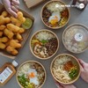 ใครไม่กินเนื้อ ทางร้านก็มีเมนูโจ๊กไก่ให้เลือกในราคา 45 บาท แถมครบจบในมื้อเดียว