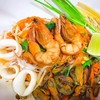 ผัดไทยลุยแหลก (กุ้งปลาหมึกหอย) 110฿