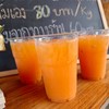 น้ำส้มคั้นแก้วละ 50 บาท