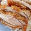 ข้าวมันไก่ตอน+ไก่ทอด : ไก่ทอด ไม่กร๊วบดั่งใจ แต่ฉ่ำ หวาน ดีใช้ได้จ๊ะ