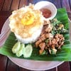 ข้าวผัดกระเพราหมูสับเต้าหู้ดำไข่ดาว