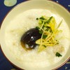 โจ๊กเนื้อเนียนใส่หมูก้อนปรุงรสและไข่เยี่ยวม้าเต็มใบ ราคา 70 บาท