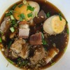 หมูกรอบ เต้าหู้ทอด ไส้ ปอด เลือด ไข่ 