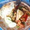 ข้าวราด กะเพรา ปลาหมึกกุ้ง ไข่ดาว 70 บาท มาตรฐาน อาหารตามสั่งริมทะเล 