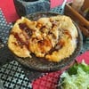 สเต็กไก่ หอมใบไทม์และพริกไทย กินเฉพาะไก่ก็อร่อยแล้ว แต่จิ้มซอสพริกไทยดำยิ่งอร่อย