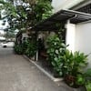 ซอยเล็กๆ วิ่งได้เลนเดียว ต้องขับระวังกระถางหน้าร้าน