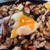 Sisig ไก่กระเทียมเสิร์ฟในกระทะร้อนน้ำมันฉู่ฉ่า ตอกไข่ด้านบน เค็มๆเผ็ดนิดๆ คลุกข้