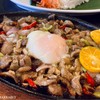 Sisig ไก่กระเทียมเสิร์ฟในกระทะร้อนน้ำมันฉู่ฉ่า ตอกไข่ด้านบน เค็มๆเผ็ดนิดๆ คลุกข้