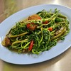 กระเฉดแดงหมูกรอบ