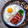 หมูแดงสูตรต้นตำรับกวางตุ้งโบราณหั่นเสิร์ฟมาในชิ้นหนาบนข้าวสวยร้อนๆ และไข่ดาวงามๆ