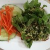 ถือเป็นเมนู​เด็ด​ของร้านเลยค่ะ เพราะเขาใช้คอหมูย่าง​มาคลุกกับน้ำยำ เผ็ด อร่อย อี