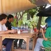 นั่งได้ทางข้างนอกเเละข้างในร้าน