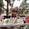 มีโต๊ะในสวนสามารถนั่งกินอาหารได้