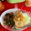 ข้าวผัดกะเพราหมูตุ๋น ไข่ดาว