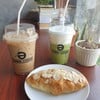 ลาเต้เย็น ชาเขียวเย็น เจ้มจ้นมาก ขนมอร่อย
