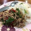 กระเพราเนื้อราดข้าว