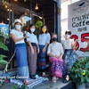 กลุ่มลูกค้าแวะมาจิบกาแฟที่ร้าน