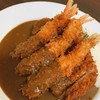 แกงกะหรี่หมูทอดเพิ่มท้อปปิ้งกุ้งโปะมาในจานเดียว กรอบอร่อย