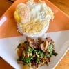 ข้าวกระเพราเนื้อตุ๋น ไข่ดาว
