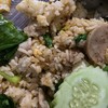 ข้าวผัด แต่ข้าวยังขาวอยู่เลย เป็นสีซีอิ๊วแค่บางส่วน 