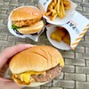 Cheesy Beef Burger, Crispy Chicken Burger, เฟรนช์ฟรายส์(ใหญ่) และนักเก็ต 4 ชิ้น