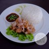 ข้าวหมูสามชั้นทอดกรอบ โรยด้วยกระเทียมเจียว เสิร์ฟพร้อมน้ำจิ้มแจ่วสูตรเด็ด