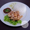 ข้าวหมูสันนอกทอดกรอบ โรยด้วยกระเทียมเจียว เสิร์ฟพร้อมน้ำจิ้มแจ่วสูตรเด็ด