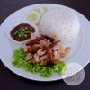 ข้าวหมูสันนอกทอดกรอบ โรยด้วยกระเทียมเจียว เสิร์ฟพร้อมน้ำจิ้มแจ่วสูตรเด็ด