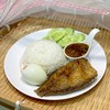 เนื้อปลาด้านนอกกรอบบบบ แต่เนื้อด้านในยังนุ่มฟู เนื้อเค็มกำลังดี พร้อมข้าวสวย