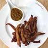 หมูแดดเดียวสูตรคุณแม่ที่หมักจนรสชาติเข้าเนื้อและทอดสดใหม่ที่ร้าน