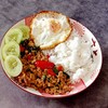 กระเพาหมูสับไข่ดาว